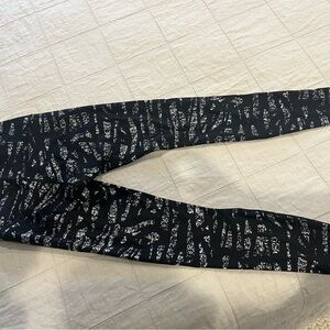 Lululemon Wunder Under Luxtreme Leggings - like new. Size 6